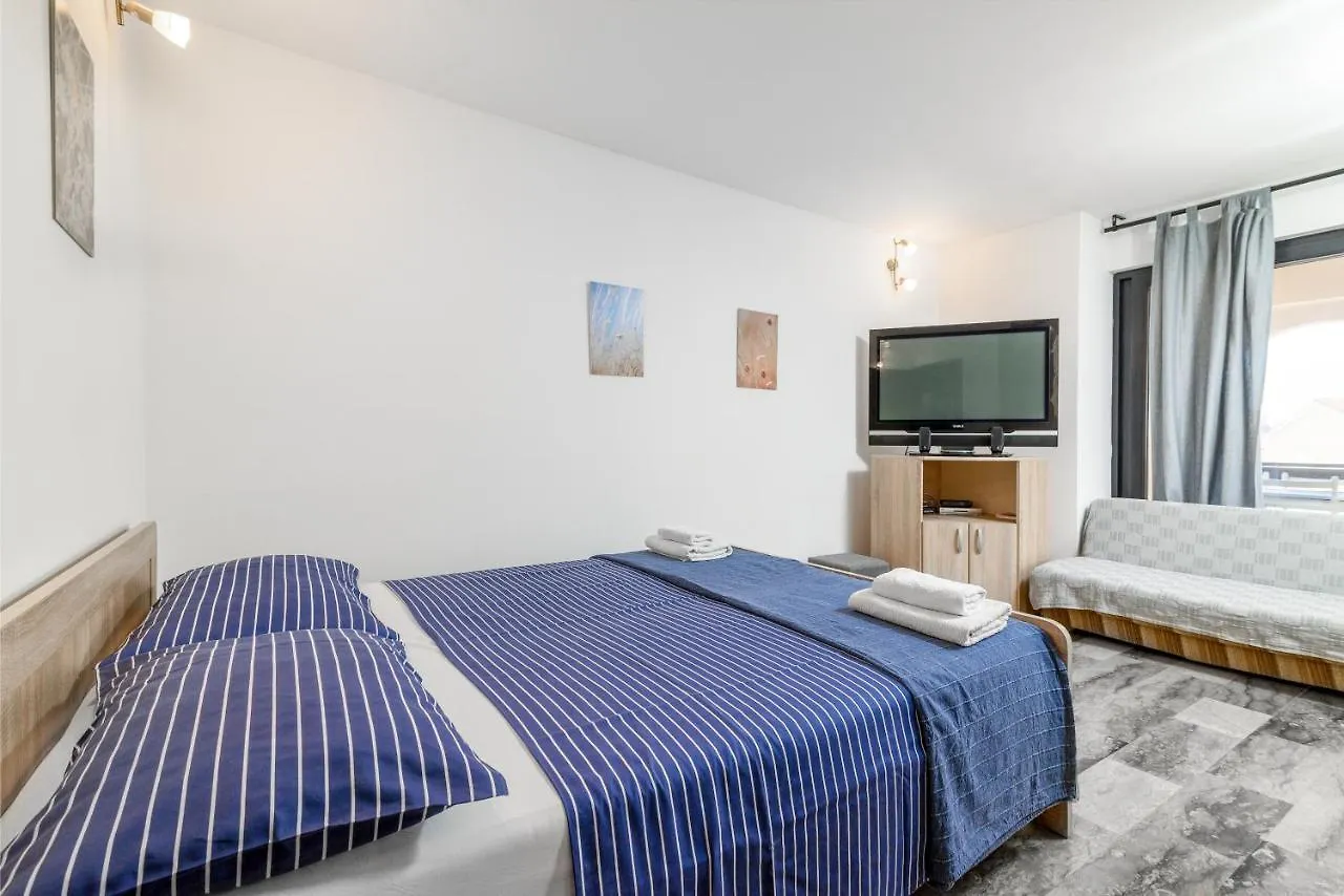 Apartment Premantura 2228a 0*,  Croacia